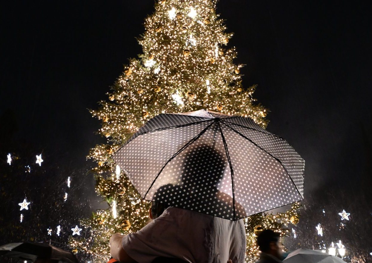 Με βροχή η φωταγώγηση του δέντρου στο Σύνταγμα