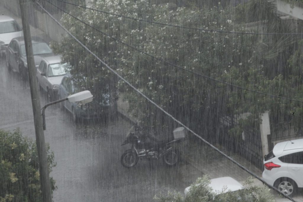 Καιρός: H Adel «χτυπά» την Αττική, ποτάμια οι δρόμοι