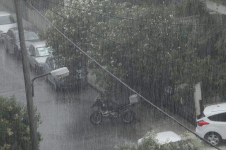 Καιρός: H Adel «χτυπά» την Αττική, ποτάμια οι δρόμοι