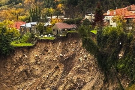 Κακοκαιρία Adel: Σπίτια «κρέμονται στον αέρα» στα Τζουμέρκα – Ανυπολόγιστες ζημιές στην Κέρκυρα