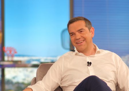 Ο Τσίπρας απαντά με χιούμορ, αιχμές και Πασχάλη για την «Ιθάκη» – Το κάλεσμα