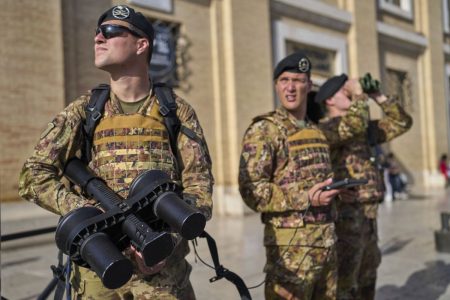 Ιταλία: Η κυβέρνηση Μελόνι εξετάζει αλλαγές στη στρατιωτική θητεία