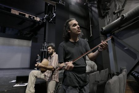 «Νίκος Ξυλούρης-Ο Αρχάγγελος της Κρήτης»: Στις πρόβες της παράστασης για τον ερμηνευτή που έγινε η ψυχή της Κρήτης