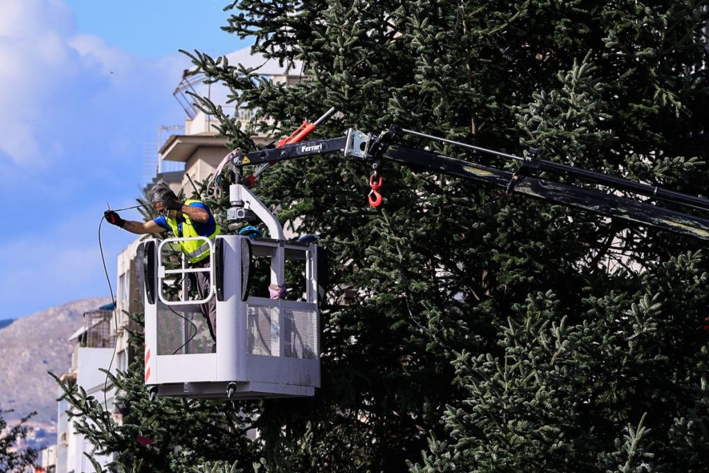 Ανάβει το χριστουγεννιάτικο δέντρο στο Σύνταγμα: 19 μέτρα με 168.000 λαμπάκια
