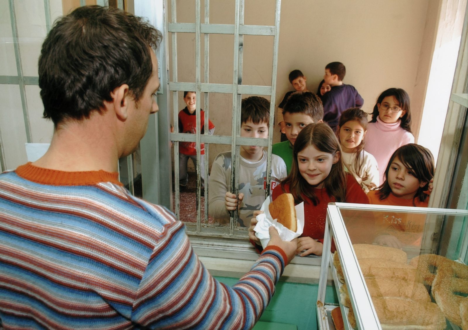 Τι τρώνε τα παιδιά στα σχολικά κυλικεία: Παρανομίες, ακριβά σνακ και ο αγώνας για υγιεινές επιλογές