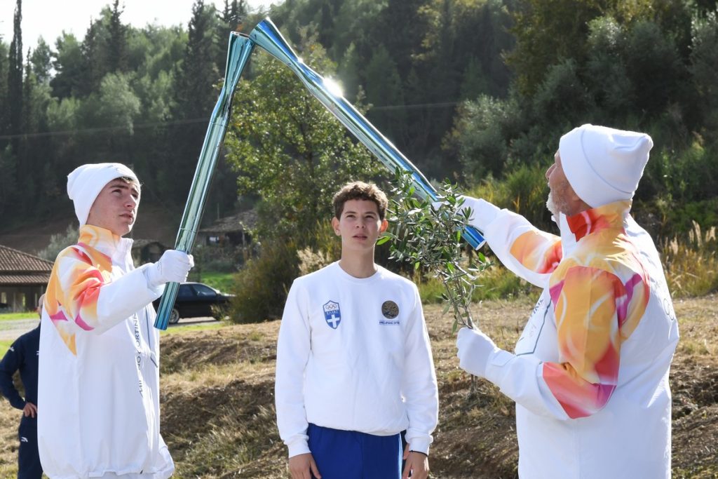 Η Ολυμπιακή φλόγα ταξιδεύει για τους χειμερινούς ολυμπιακούς αγώνες του 2026 (Εικόνες)