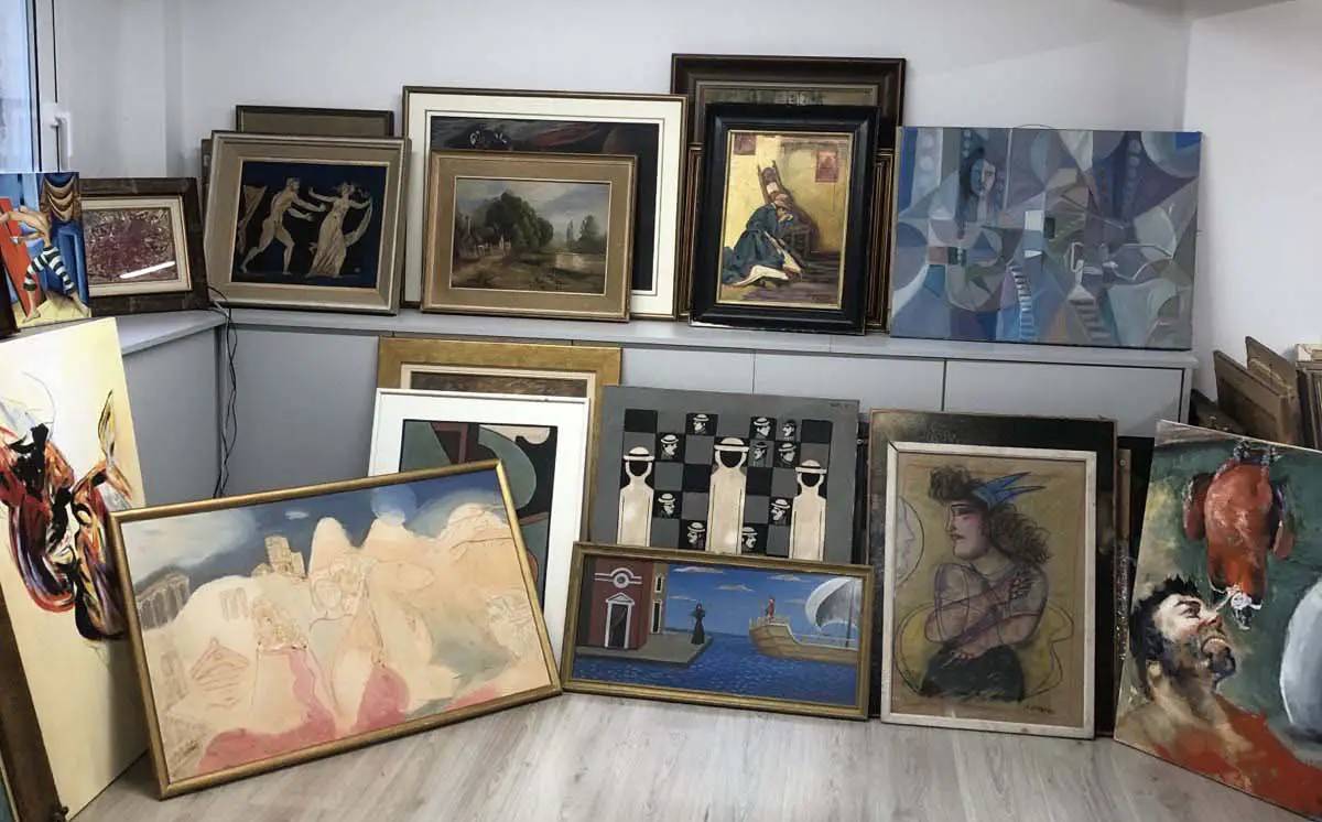 Συνελήφθησαν γνωστός δικηγόρος και επιχειρηματίας για διακίνηση πλαστών έργων τέχνης και ράβδων χρυσού