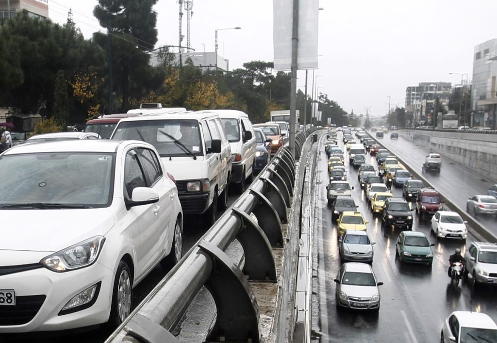 Κίνηση: Στο «κόκκινο» οι δρόμοι της Αττικής – Πού σημειώνονται καθυστερήσεις