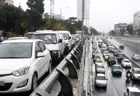 Κίνηση: Στο «κόκκινο» οι δρόμοι της Αττικής – Πού σημειώνονται καθυστερήσεις