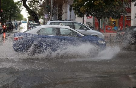 Χάος στους δρόμους της Αθήνας λόγω της βροχής: Ανοιξε η Πειραιώς, «ασφυξία» σε Κηφισό