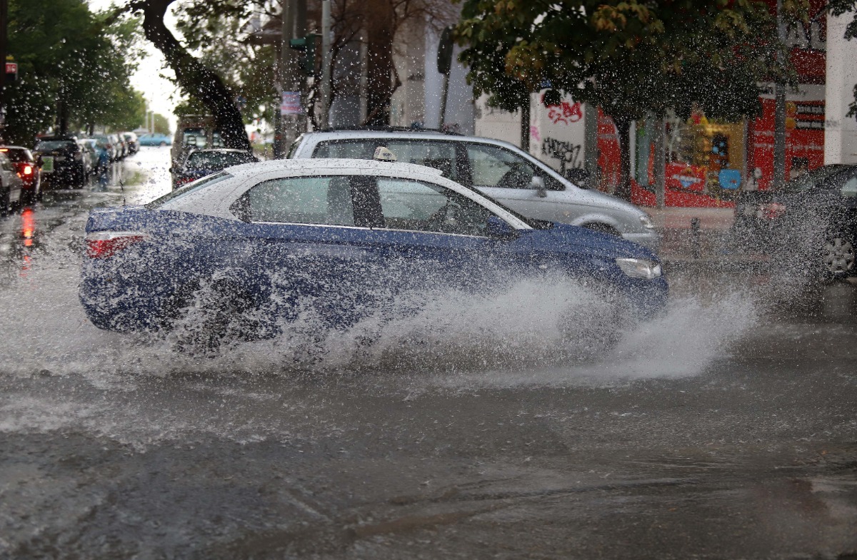 Χάος στους δρόμους της Αθήνας λόγω της βροχής: Ανοιξε η Πειραιώς, «ασφυξία» σε Κηφισό