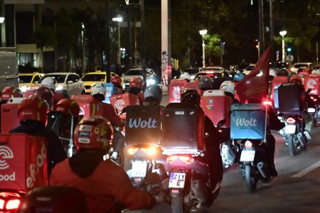 Στους δρόμους οι «ντελιβεράδες»: Δυναμική μοτοπορεία στην Αθήνα και στάση εργασίας