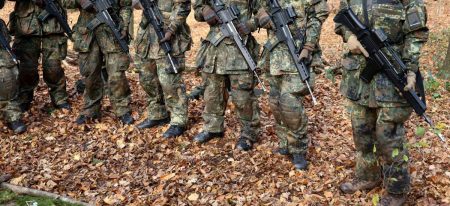 «Του ‘παν θα βάλεις το χακί»: Τι ισχύει στην Ευρώπη με τη στρατιωτική θητεία