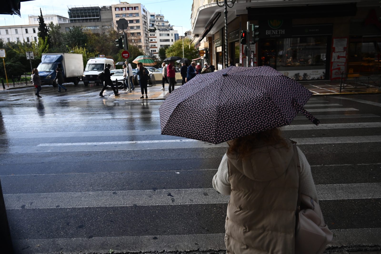 Ισχυρές καταιγίδες και άνεμοι - Οι «κόκκινες» περιοχές και τα κλειστά σχολεία
