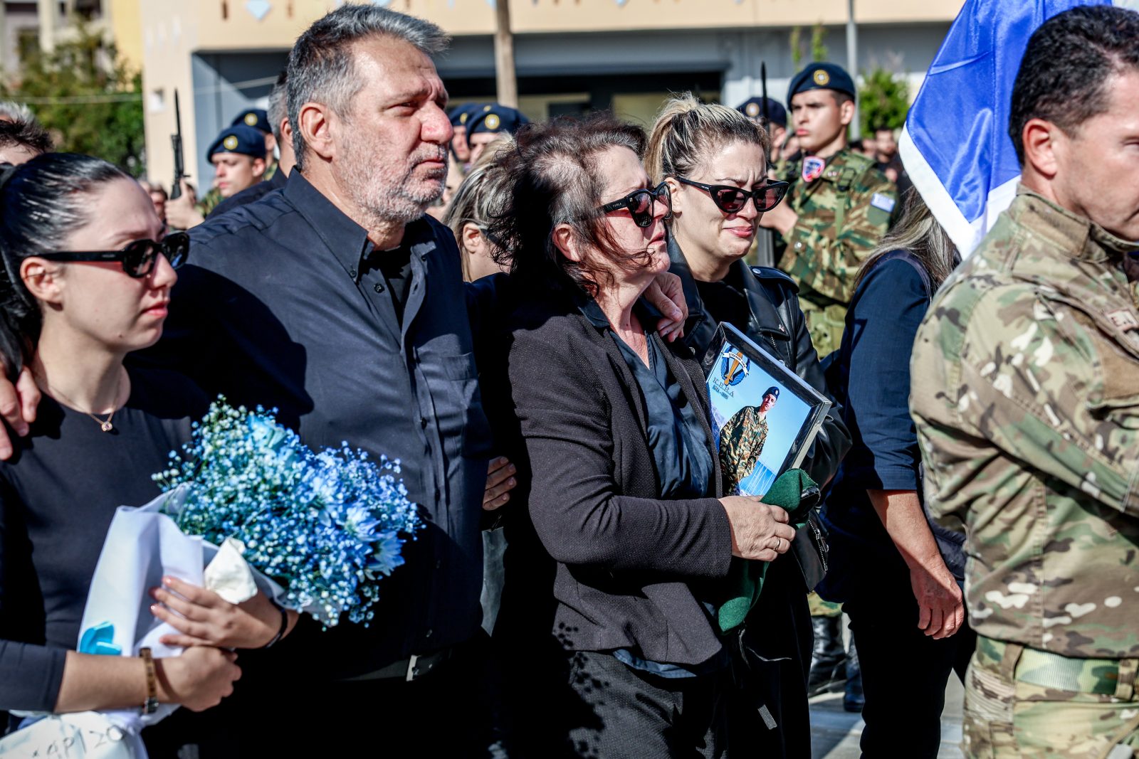 Σε κλίμα ανείπωτης θλίψης η κηδεία του 19χρονου οπλίτη στην Κρήτη