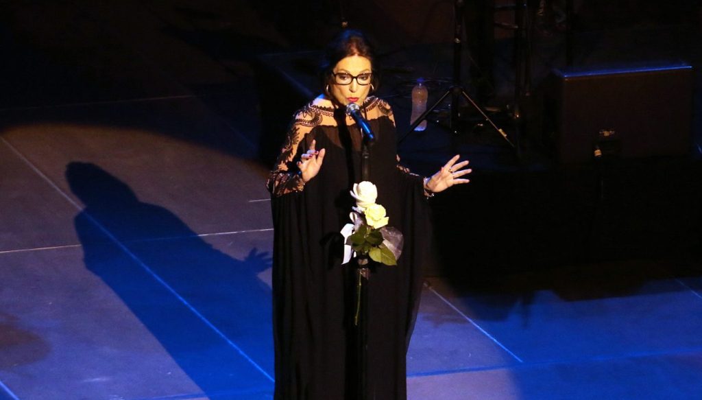 Η Νάνα Μούσχουρη τραγουδά το «Χάρτινο το Φεγγαράκι» και συγκινεί