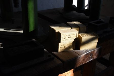 Ιστορία 100 ετών χαραγμένη σε πλάκες σαπουνιού