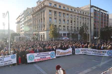 Πανελλαδική κινητοποίηση των στρατιωτικών στα Προπύλαια