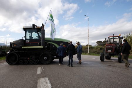 ΣΥΡΙΖΑ: Χιλιάδες αγρότες χωρίς ενισχύσεις για να ταΐσουν τις γαλάζιες ακρίδες με Porsche και Ferrari