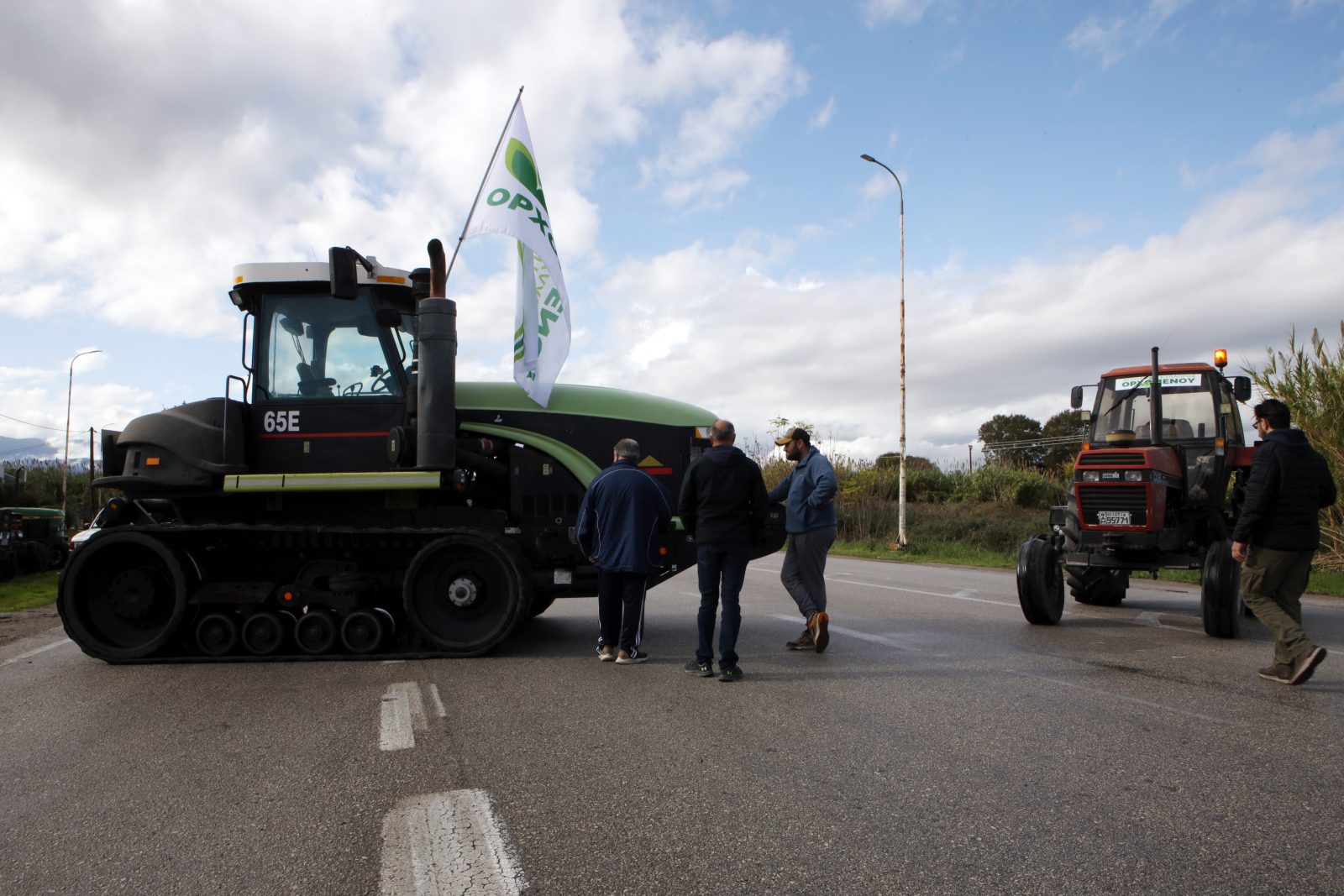 ΣΥΡΙΖΑ: Χιλιάδες αγρότες χωρίς ενισχύσεις για να ταΐσουν τις γαλάζιες ακρίδες με Porsche και Ferrari