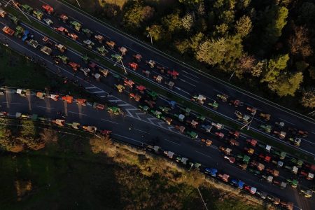 Αγροτικές κινητοποιήσεις: Στα δύο η χώρα – Επεισόδια, χημικά και συλλήψεις