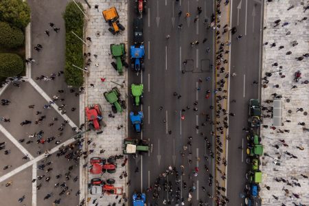 Αγρότες: Κατεβάζουν τρακτέρ στους δρόμους – Τα πρώτα μπλόκα