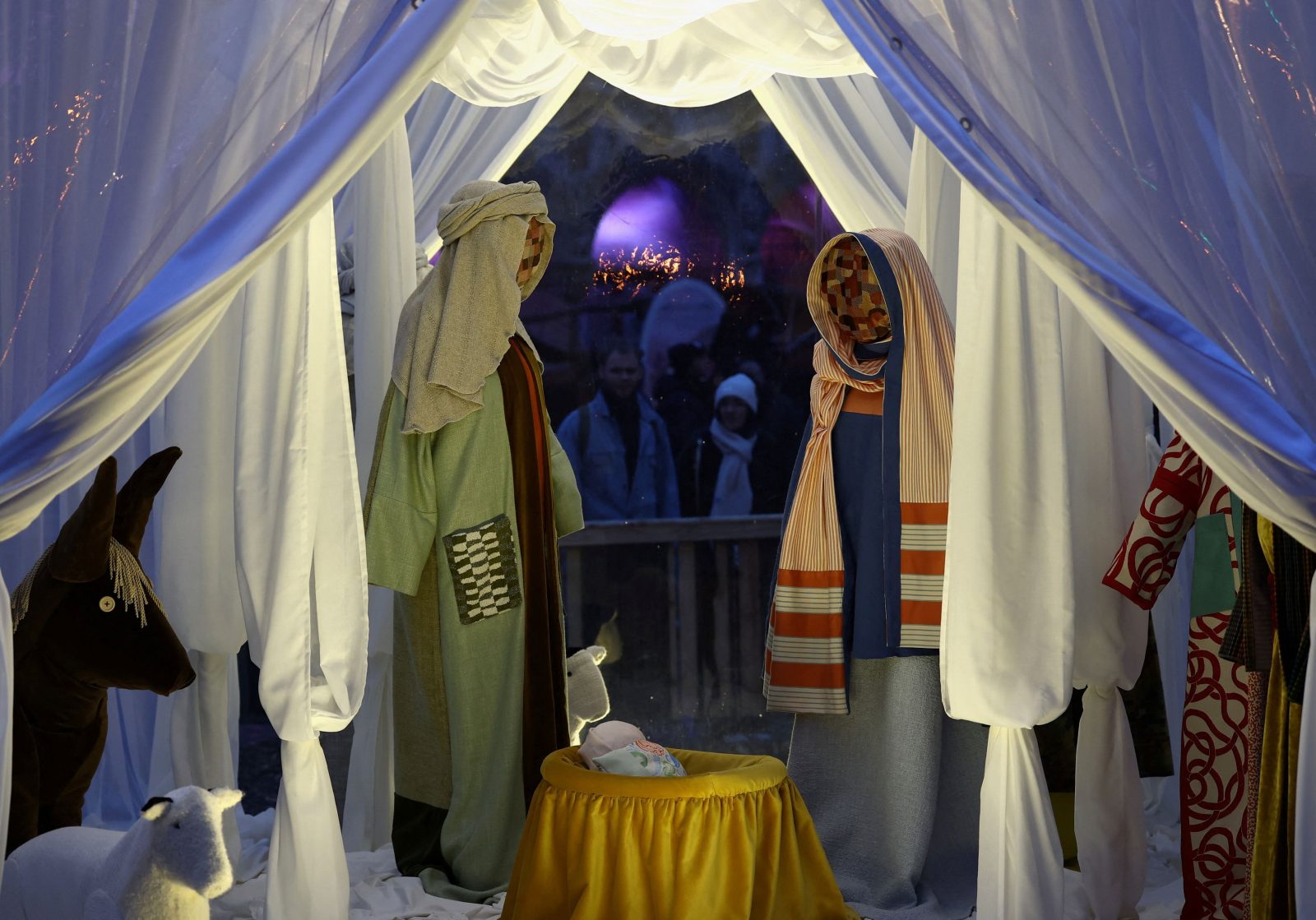 Αντιδράσεις για την «απρόσωπη» φάτνη στις Βρυξέλλες – «Αποκεφάλισαν» το Θείο Βρέφος