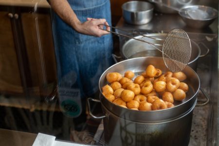 Λουκουμάδες Μπαλατσούρα: κοντά ένας αιώνας παράδοσης στο Αιγάλεω