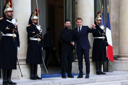 Ουκρανία: Ο Ζελένσκι στο Παρίσι, ο Γουίτκοφ στη Μόσχα – Η ΕΕ εκτός από τις συνομιλίες