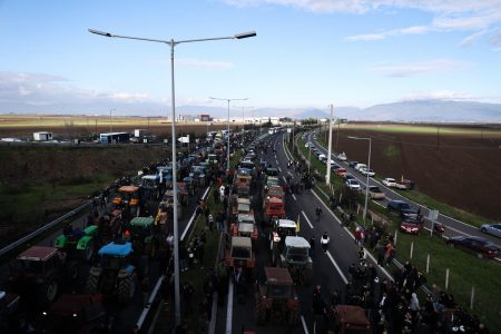 Μπλόκα αγροτών: Ανυποχώρητοι οι αγρότες, κομμένη στα δύο η χώρα – Σήμερα η κρίσιμη συνεδρίαση στη Νίκαια