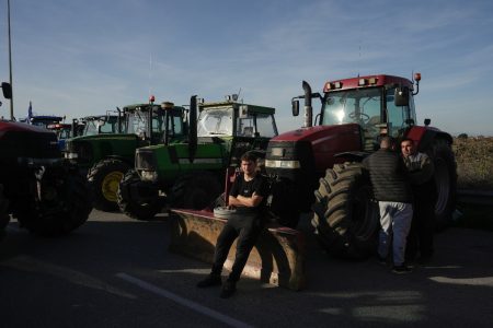 5 το πρωί: Ενισχύουν τα μπλόκα οι αγρότες – Ριζικές αλλαγές στις κληρονομιές – Σε κρίση 30ετίας το νερό