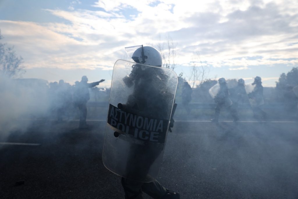 Μπλόκα αγροτών: Αγροτοσυνδικαλιστής καταγγέλλει αξιωματικό – «Με πάτησε με το γόνατο στο λαιμό»