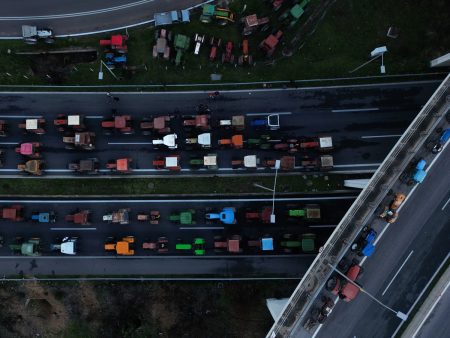 Μπλόκα αγροτών: Στα ύψη η πολιτική αντιπαράθεση – «Οι αγρότες είναι στα όριά τους»