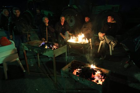 Τα μπλόκα κρατούν, ο διάλογος στο τραπέζι – 48ωρος αποκλεισμός στα σύνορα