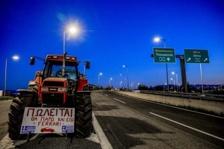 Μπλόκα αγροτών: Ως και τα Χριστούγεννα – Από την Ε65 μέχρι τα λιμάνια