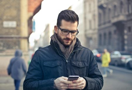 «Rage bait»: Τι σημαίνει η λέξη της χρονιάς για το Λεξικό της Οξφόρδης