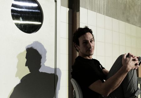 Μιχάλης Σαράντης στο ΒΗΜΑ: «Κάθε βράδυ παθαίνω burnout στην σκηνή για να μην το πάθω στην πραγματικότητα»