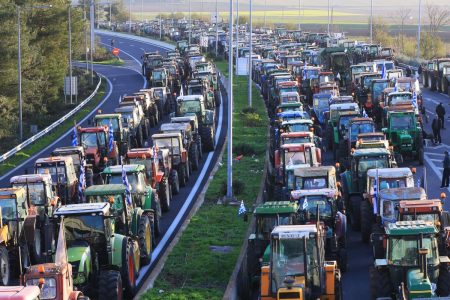 Αγρότες: Κλιμακώνουν τις κινητοποιήσεις τους – Πάνω από 5.000 τρακτέρ στους δρόμους