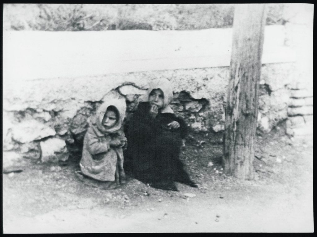 Κατοχή: Εχτιζαν σχολεία μέσα στον πόλεμο – Εμείς τι δικαιολογία έχουμε;