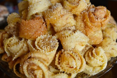 Δίπλες και ξεροτήγανα – Η ιστορία πίσω από τα 2 αγαπημένα γλυκά των Γιορτών