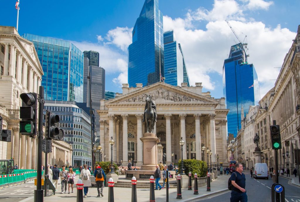 Τράπεζες, πληθωρισμός και δύο… ελέφαντες στο βρετανικό δωμάτιο