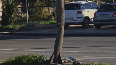 Αυτοκίνητο έπεσε σε κολόνα φωτισμού στην Πειραιώς – Δύο τραυματίες