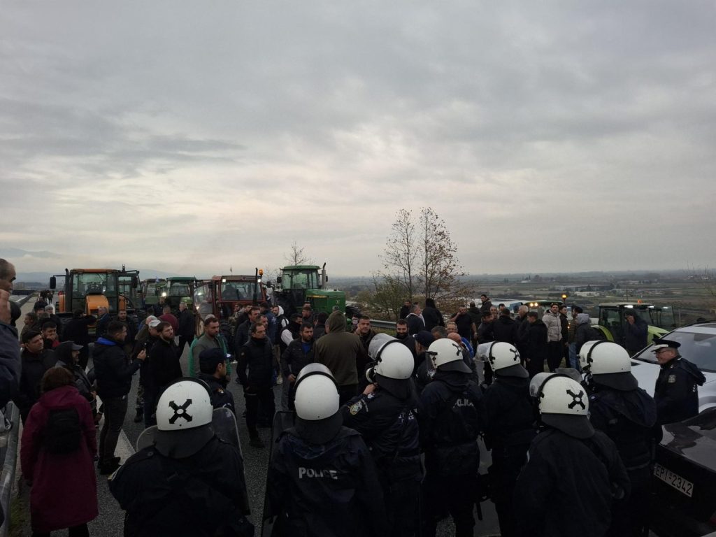 Μπλόκο από τους αγρότες και στον Προμαχώνα – Ένταση με την αστυνομία