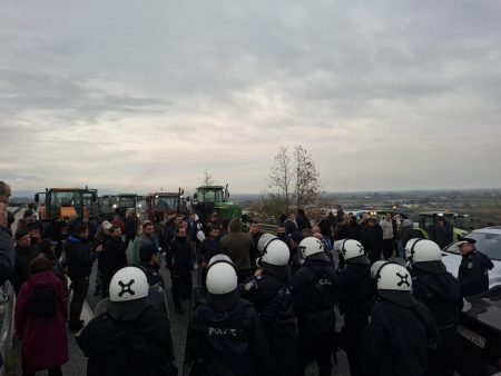 Μπλόκο από τους αγρότες και στον Προμαχώνα – Ένταση με την αστυνομία