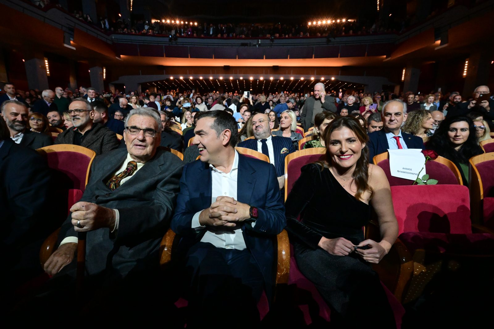 Παρουσίαση βιβλίου Τσίπρα: Παρόντες νυν και πρώην του ΣΥΡΙΖΑ – Τα φωτογραφικά καρέ από το Παλλάς