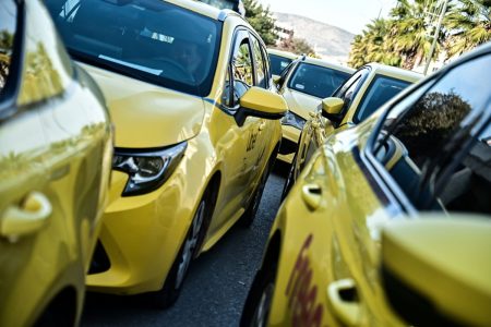 Έκτακτη μοτοπορεία των ταξί προς τη Βουλή – Κυκλοφοριακό χάος στην Αθήνα