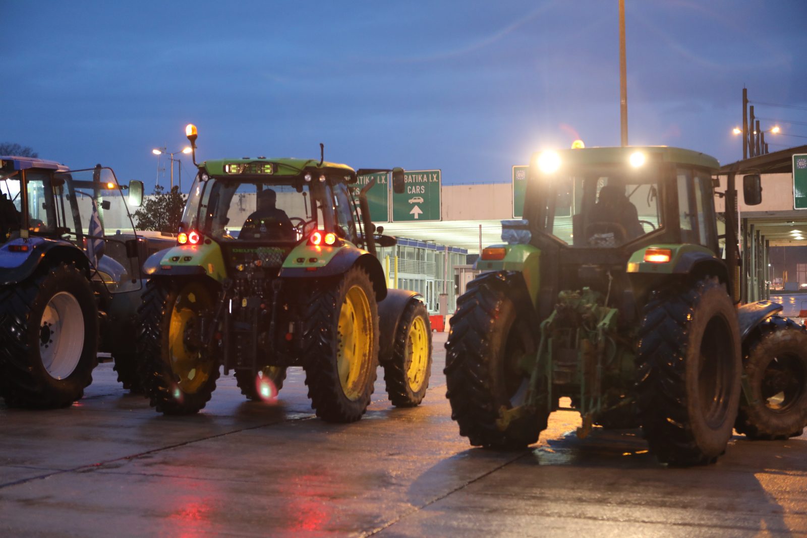 Ανυποχώρητοι οι αγρότες στήνουν νέα μπλόκα – Απροσπέλαστα τα διόδια Μαλγάρων