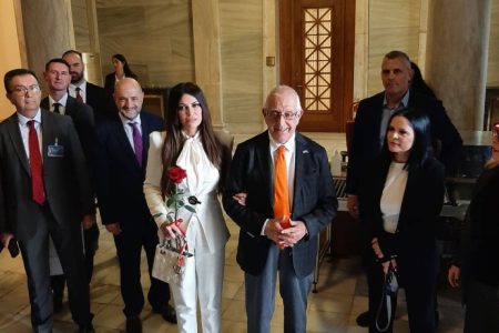 Συνάντηση Κακλαμάνη – Γκιλφόϊλ: Το τριαντάφυλλο, η «Καλησπέρα» και τα δώρα