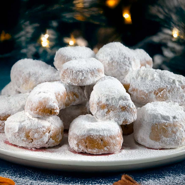 Aφράτοi και βουτυράτoi κουραμπιέδες με καβουρδισμένα αμύγδαλα, άρωμα βανίλιας και άχνη