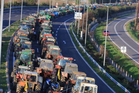 Μαξίμου: «Καρότο και μαστίγιο» για τα μπλόκα των αγροτών